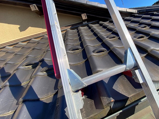 雨樋に緩衝しない梯子を瓦屋根に掛ける